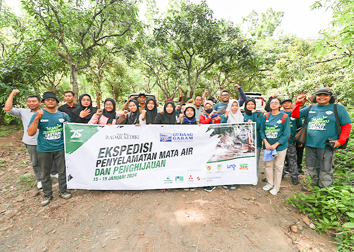 LESTARIKAN SUMBER: Tim Ekspedisi Penyelamatan Mata Air mengambil sampel air untuk melakukan uji biotilik di Sumber Panguripan. Foto bawah, tim usai melakukan identifikasi Sumber Panguripan.