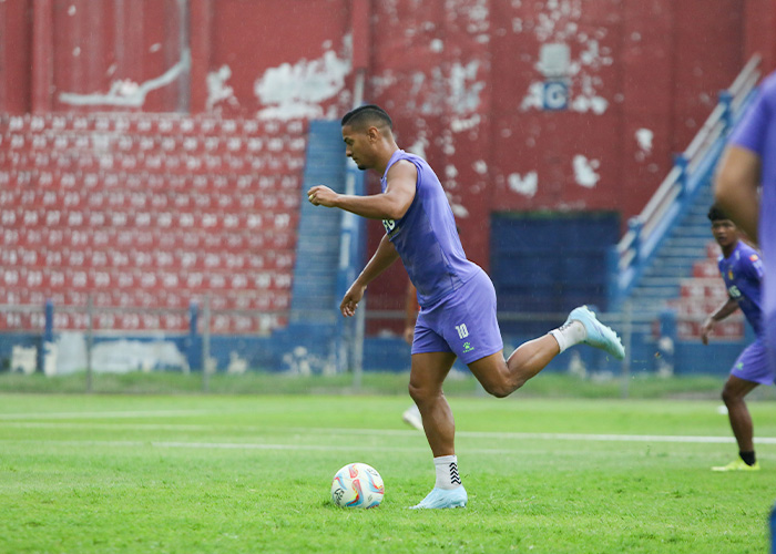 KUAT: Pemain asing Persik Kediri asal Brasil Renan Silva menguasai bola dalam latihan di Stadion Brawijaya. Hingga kini tim Macan Putih belum menentukan jadwal TC.