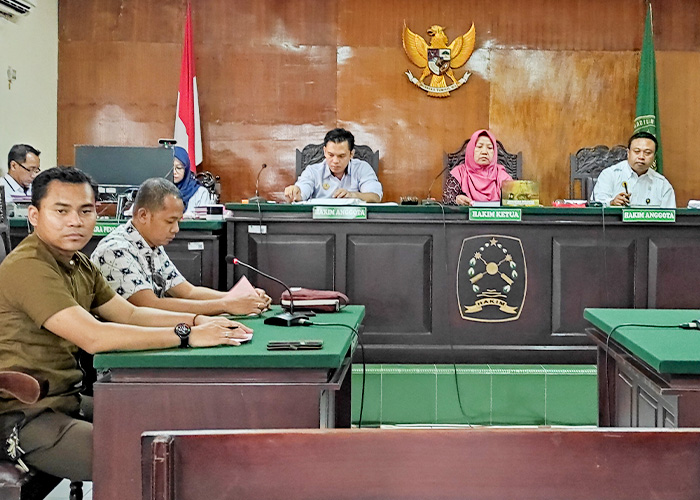 ONLINE: Tri, 16, terdakwa kasus pembunuhan di dekat Gua Jegles mengikuti sidang perdana.