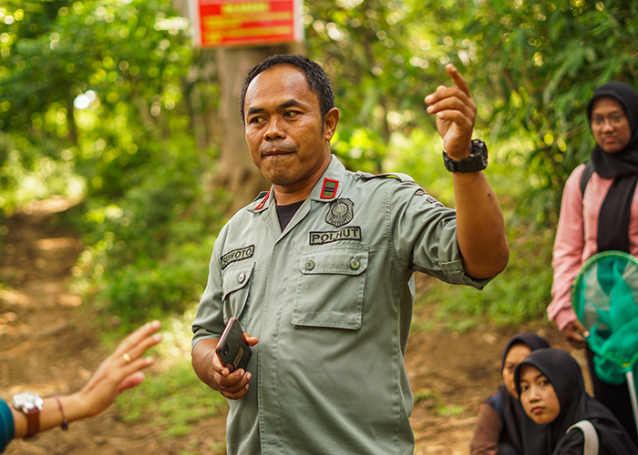 Sebagai kepala resort pemangkuan hutan, keinginannya sederhana. Melihat hutannya lestari sekaligus masyarakat sekitarnya sejahtera. Meskipun, mewujudkan hal itu bukan perkara sepele.