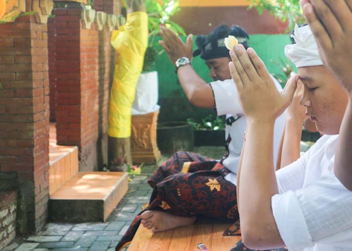 SEMBAHYANG: Siswa beragama hindu beribadah di pura yang tersedia di SMPN 4 Kota Kediri.