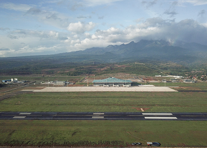 TUNGGU OPERASIONAL: Bandara Dhoho yang memiliki landasan pacu sepanjang 3.300 meter dijadwalkan beroperasi akhir Januari ini. Akses jalan tol menuju ke bandara juga dikebut pembebasan tanahnya.