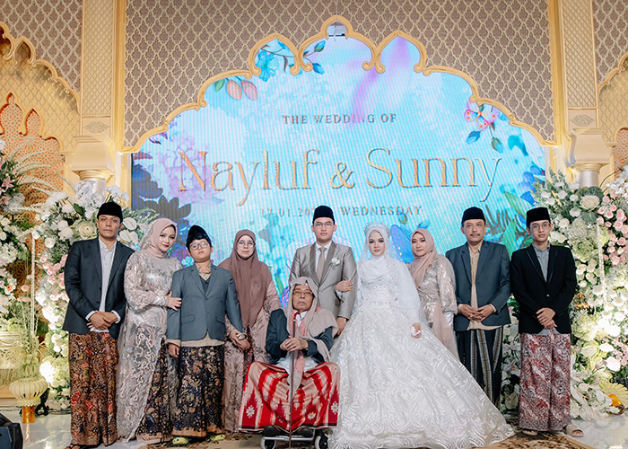 SUKA CITA: Gus Kautsar (kiri), Ning Jazil (2 dari kiri) bersama Kiai Nurul Huda Jazuli (duduk) dalam resepsi pernikahan Ning Chasna dan Gus Sunny Rabu (17/1) malam lalu.