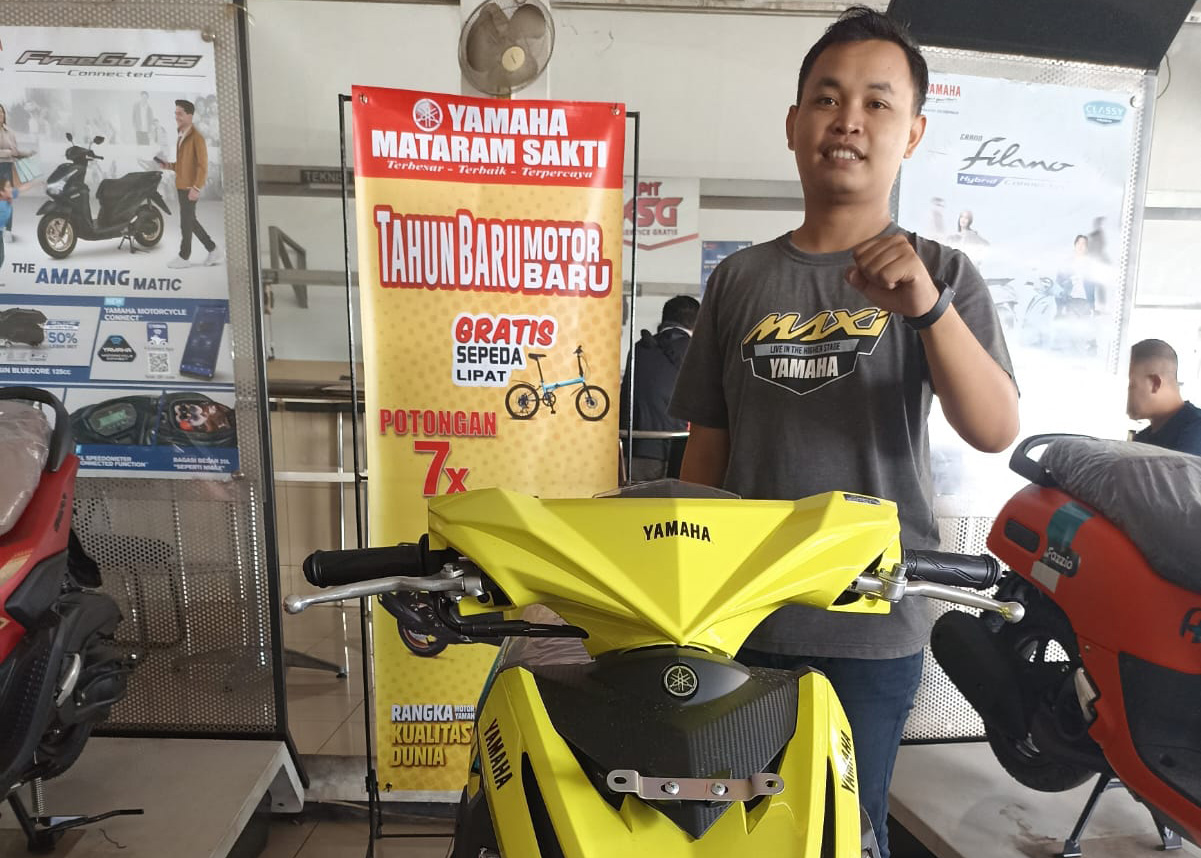 UNTUK PELANGGAN: Pegawai Yamaha Mataram Sakti Guyangan Nganjuk menunjukkan motor yang disiapkan untuk hadiah undian.