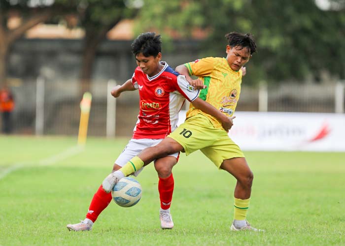 KETAT: Pemain Persedikab Kediri berduel dengan pemain Perseta Tulungagung 1970 dalam laga lanjutan Liga 3 Jatim di Stadion Canda Bhirawa kemarin.