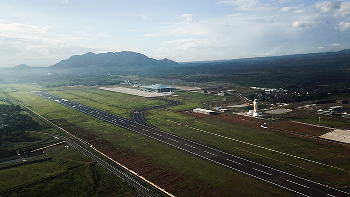 TUNGGU OPERASIONAL: Landasan pacu sepanjang 3.300 meter disiapkan di Bandara Dhoho agar bisa dilewati oleh pesawat berbadan besar dalam penerbangan internasional.