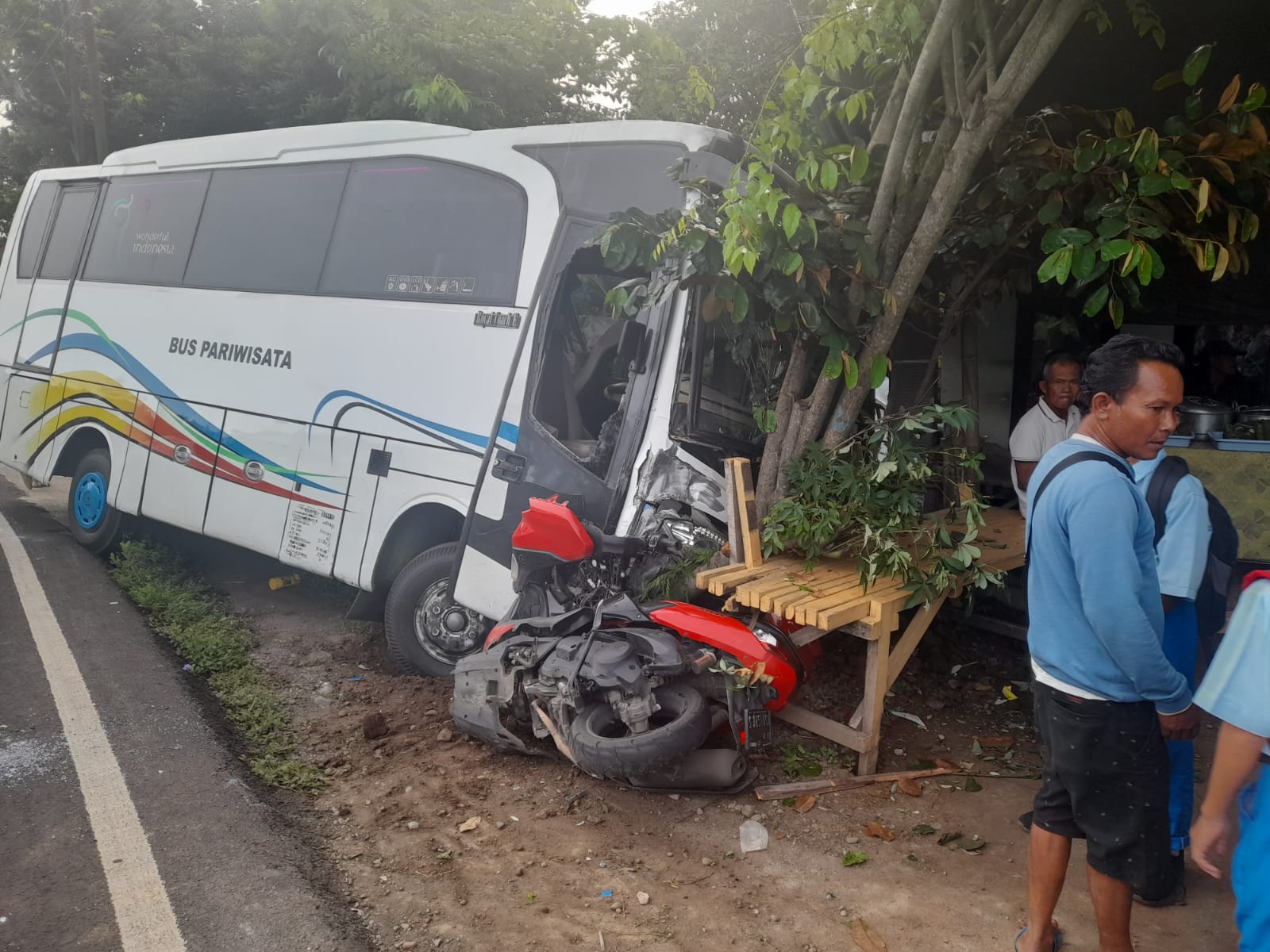 RINGSEK: Bangkai bus pengangkut karyawan yang terlibat kecelakaan di Kecamatan Mojo kemarin.