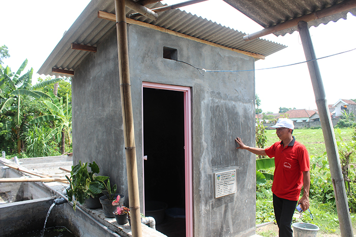 BANGUNAN BARU : Pemdes Sumberjo, Kecamatan Kandat mengadakan proyek jambanisasi, berupa pengadaan fasilitas MCK bagi warganya.
