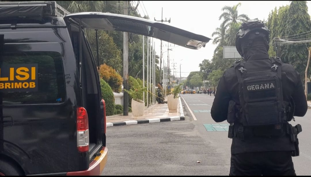 BOM?: Tim Jibom Brimob Polda Jatim saat mengevakuasi tas di depan Balai Kota Kediri. (Foto: Emilia Susanti/JPRK)