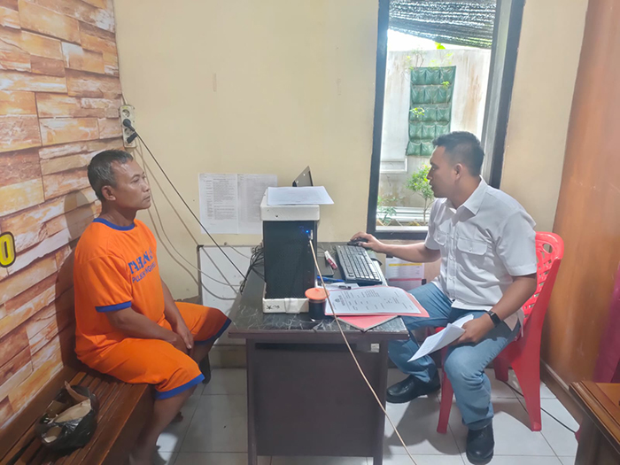 TAK BERKUTIK: Gatot Hariyanto, 60, tersangka percobaan pencurian HP diamankan Polsek Ringinrejo. Dia melancarkan aksinya saat kunjungan Kaesang Pangarep, putra Presiden Jokowi di Desa/Kecamatan Ringin