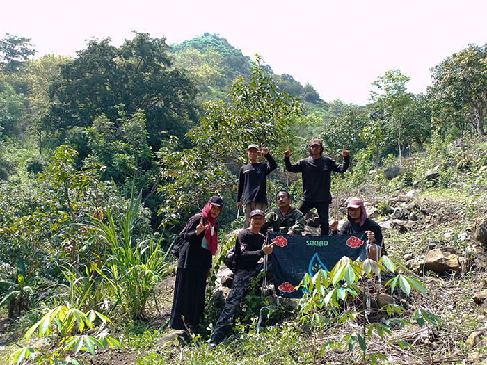 TOTALITAS: Relawan Hijau Daun dan Rante Rau antusias ikut melakukan penanaman pohon di lereng gunung Klotok.