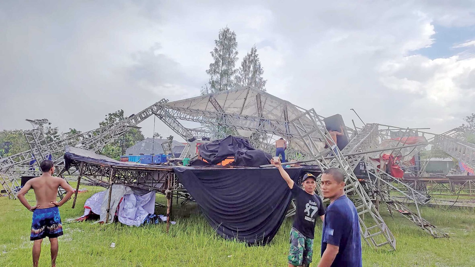 Brengos Pro Audio for JPRK TERSAPU ANGIN: Satu unit mobil kru Brengos Audio tertimpa rangka rigging panggung yang dipasang di Lapangan Blawe, Purwoasri (26/1).