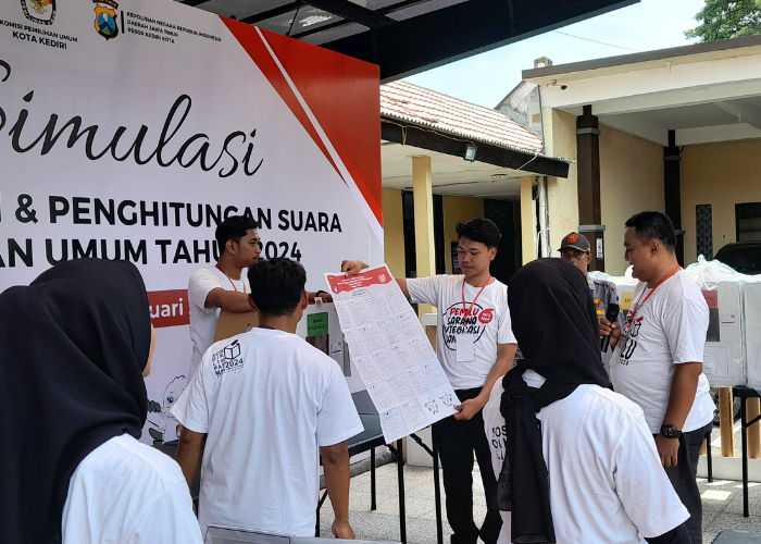 CITRA DIRI: Sejumlah alat peraga kampanye dari calon anggota legislatif (caleg) terpasang di Jl Dr Saharjo, K