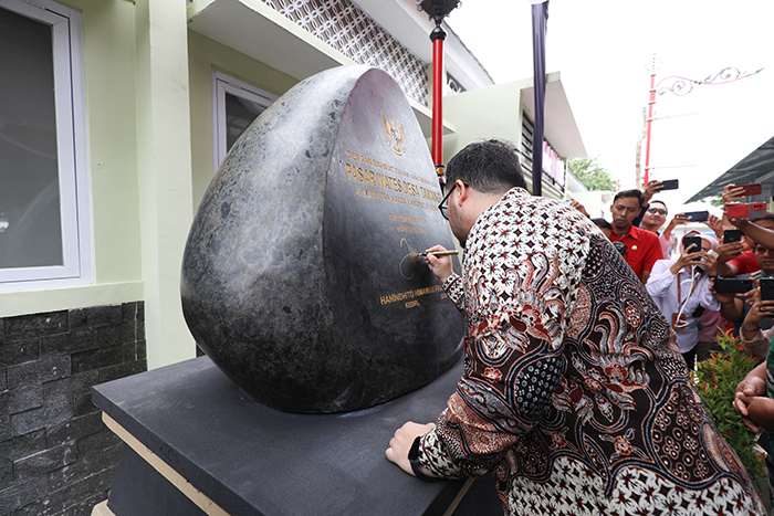 SIAP BEROPERASI: Bupati Hanindhito Himawan Pramana menandatangani prasasti peresmian Pasar Wates kemarin.