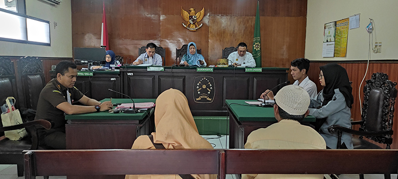 HUKUMAN TERTINGGI: Majelis Hakim PN Kota Kediri membacakan vonis terhadap Tri, 16, pembunuh Indri, 15, kemarin. Dia dijatuhi hukuman 10 tahun penjara sesuai tuntutan JPU.