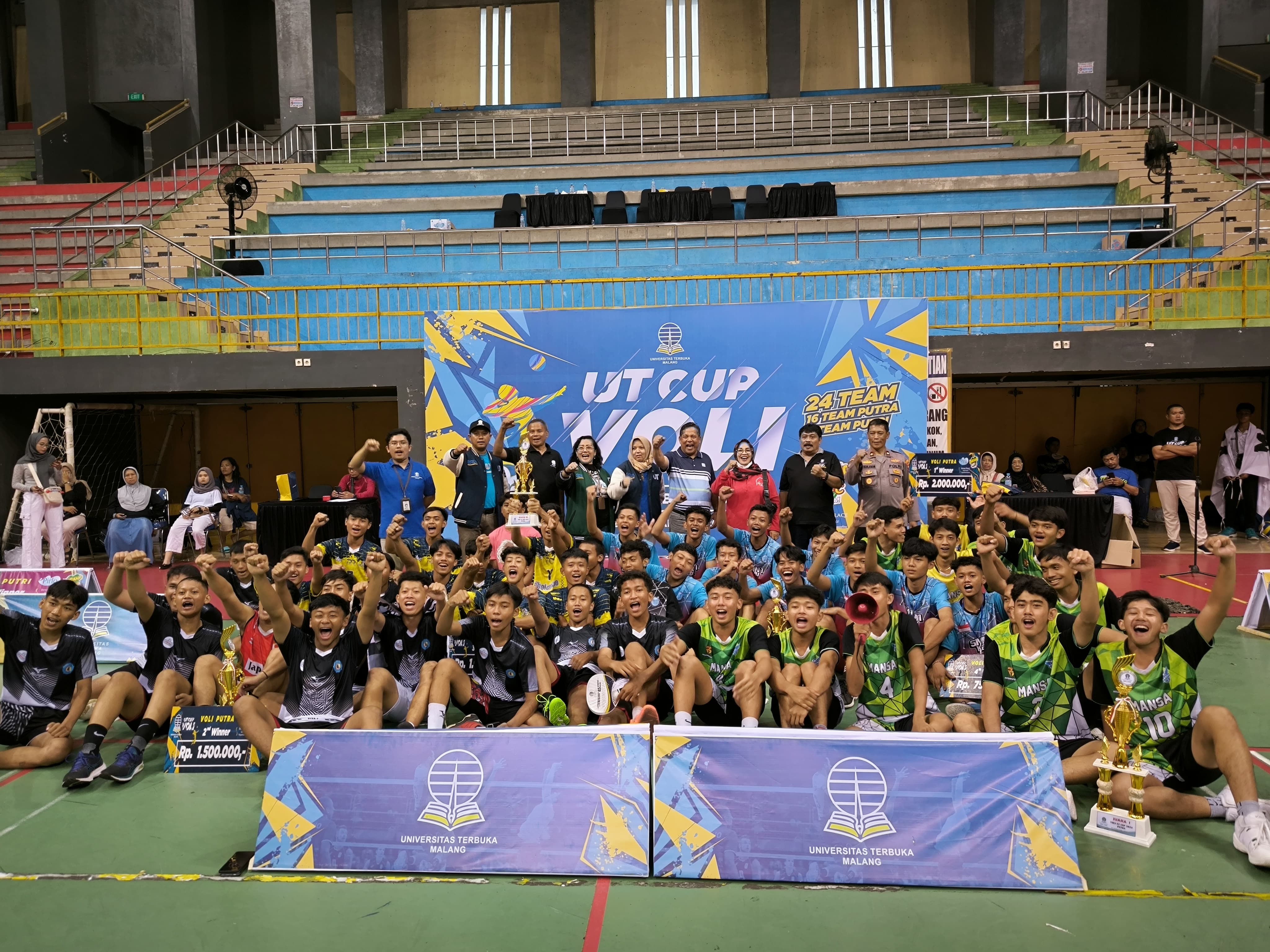 KOMPETITIF: Para atlet dan Direksi UT Malang berfoto bersama seusia gelaran final UT Cup Voli, Minggu (28/1). (Foto: Syaikhu Aliya Rahman)
