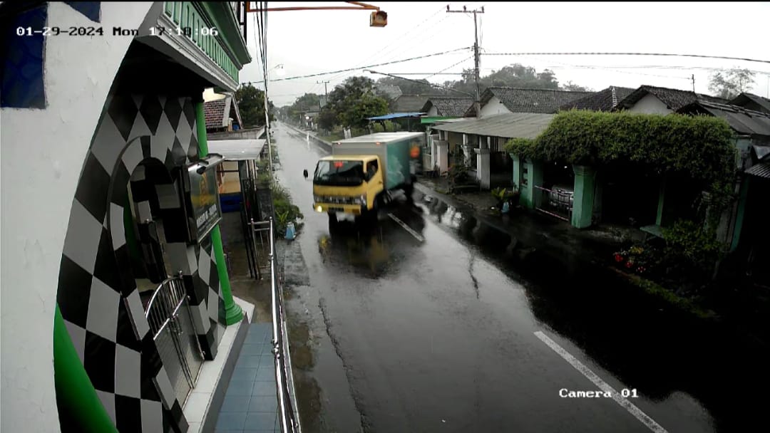 LICIN: Truk box yang tergelincir di Jegles, Blabak, Pesantren, Kota Kediri, Senin (29/1). (Foto: CCTV Masjid At Taqwa)