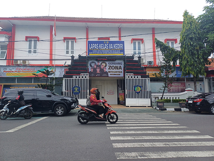 TPS KHUSUS: Suasana di depan lembaga pemasyarakat (Lapas) Kelas IIA Kediri.