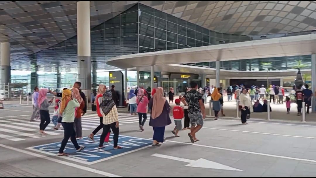 RAMAI: Warga saat berkunjung ke Bandara Kediri, Minggu (4/2). (Foto: Istimewa)