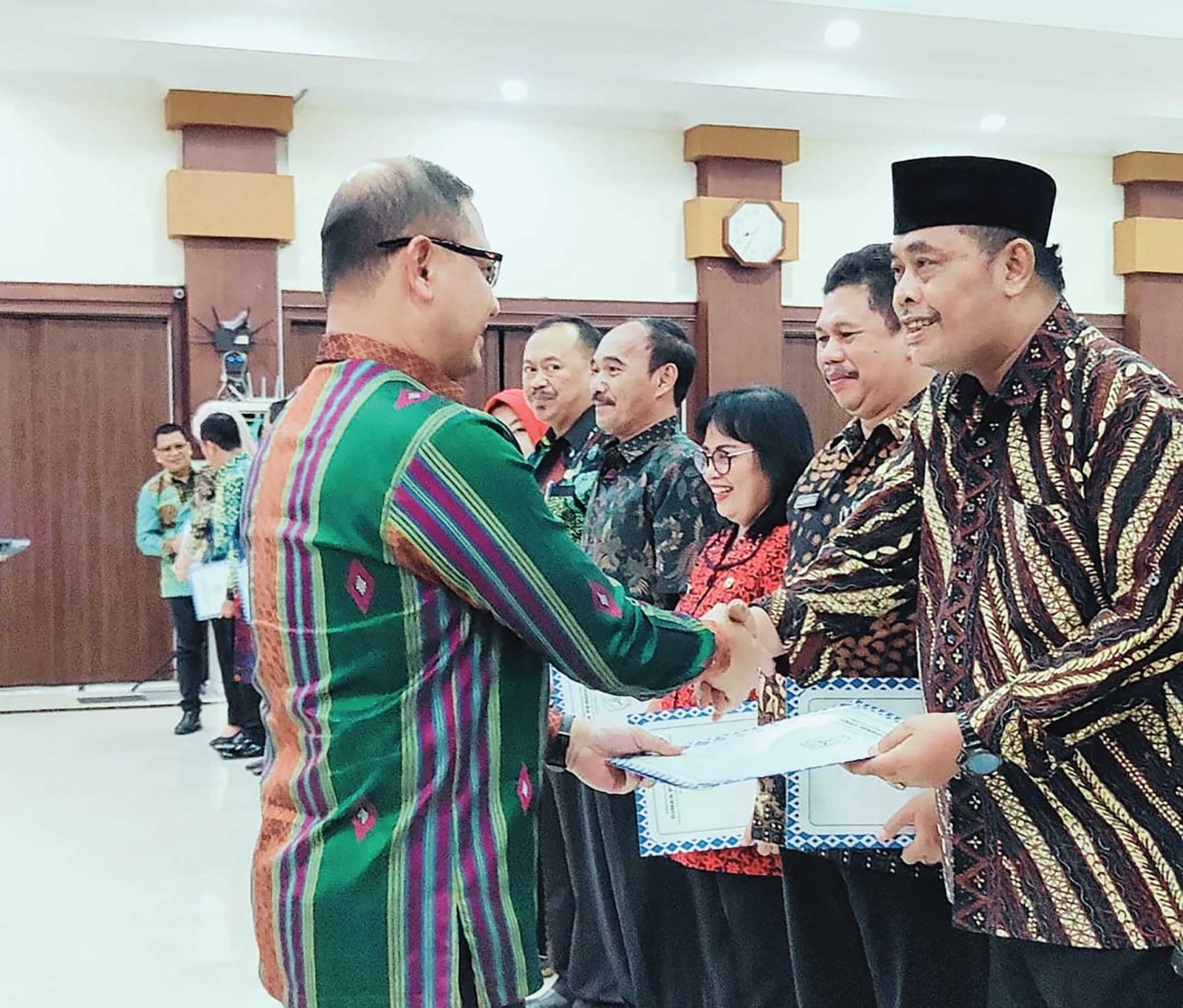 TUGAS BARU: Adi Prayitno menerima SK penempatannya sebagai kepala Cabdisdik Provinsi Jatim Wilayah Kediri dalam mutasi di Pemprov Jatim. (Foto: Adi Prayitno&nbsp;for&nbsp;JPRK
