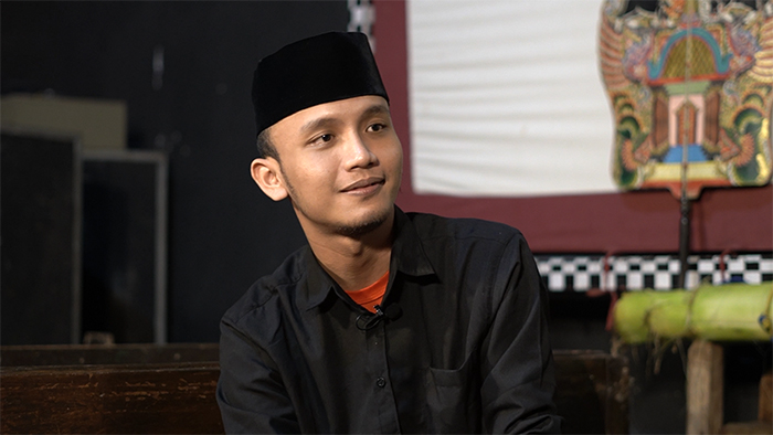 POPULER: Ki Akbar Syahalam saat wawancara. (Foto: YouTube Radar Kediri TV)