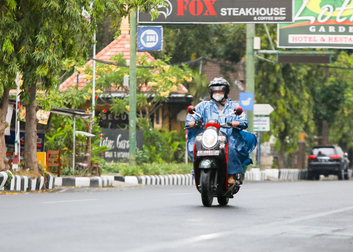 GERIMIS: Pengendara melintas di Jalan Jaksa Agung Suprapto Kota Kediri, ketika cuaca gerimis. Potensi cuaca ekstrem masih bisaterjadi selama sepekan ini.