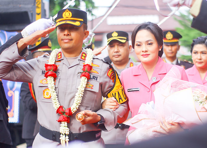 AMANKAN PEMILU: AKBP Bramastyo Priaji dan Ratih, istrinya mengikuti pisah sambut di Mapolres Kediri Kota kemarin.