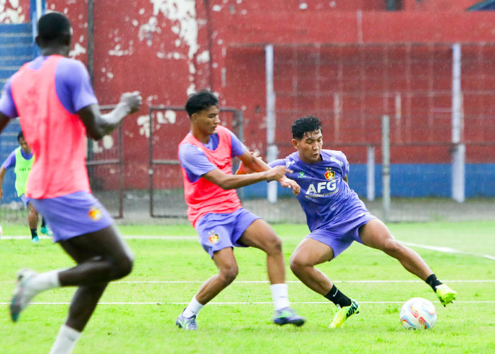 BERSIAP: Bek kiri Persik Rangga Widiansyah saat hendak melewati pemain dalam latihan terakhir Persik. Jelang melawan Bali United, tim terus matangkan taktik.