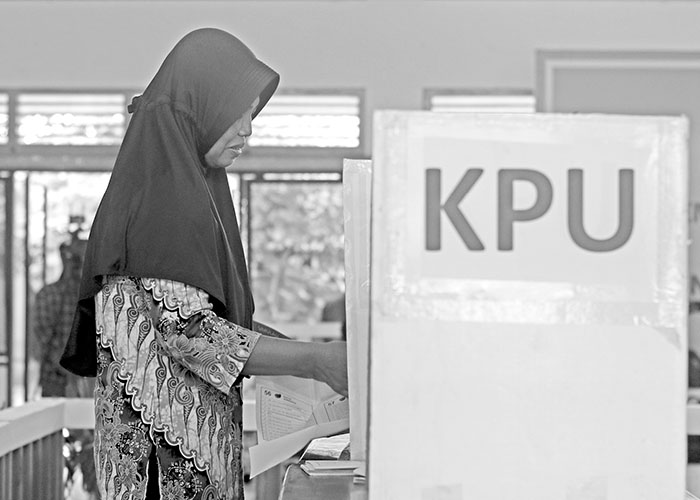 SIMULASI: Salah seorang warga saat mengikuti simulasi pencoblosan. KPU juga akan melakukan simulasi pencoblosan di tingkat kecamatan.