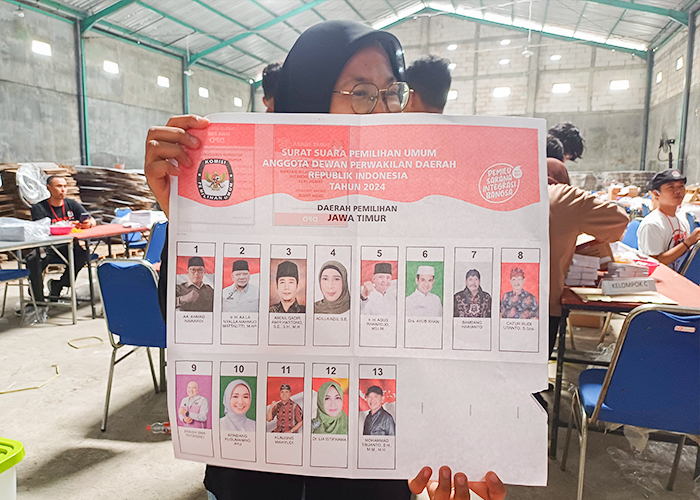 SOBEK: Salah seorang petugas sortir dan lipat dari KPU Kota Kediri menunjukkan kondisi surat suara yang rusak. Nantinya, surat suara yang rusak ini akan dimusnahkan.