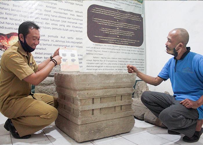 BERSEJARAH: Kepala Desa Bogem Samsodin (kiri) menunjukkan salah satu artefak di museum desanya.