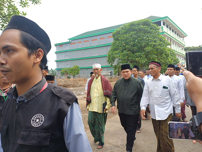 DEKATI SANTRI: Menteri BUMN Erick Thohir (tengah) bersama Kiai Abdullah Kafabihi Mahrus (kiri) dan Gus Atho&rsquo;illah Sholahuddin (kanan) usai memberi kuliah umum di depan santri Mahad Aly Ponpes Lirboyo