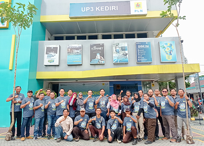 PERINGATI BULAN K3- PLN UP3 Kediri bersama DLHKP Kota Kediri dan Yayasan Hijau Daun melaksanakan penanaman sebanyak 60 pohon tabebuya.