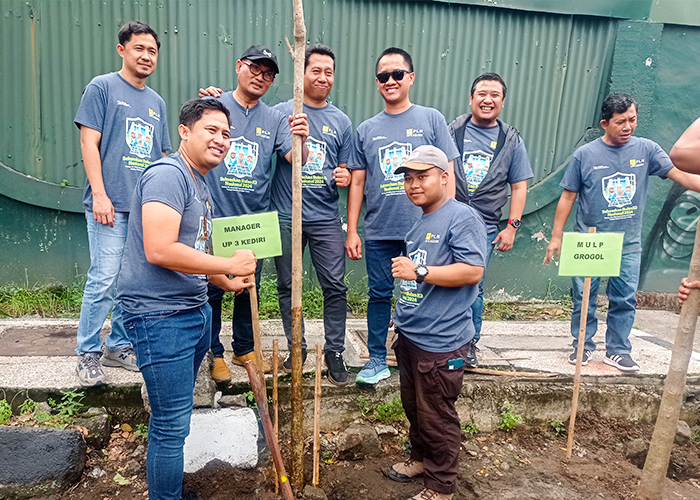 PEDULI LINGKUNGAN- Manajer PLN UP3 Kediri Deny Setiawan tanam pohon tabebuya di sepanjang jalan semeru Mojoroto Kota Kediri.
