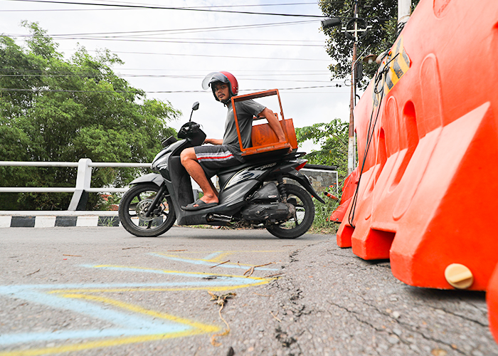 REHAB: Jembatan Buk Duwur di gang 7 Kelurahan/Kecamatan Mojoroto akan segera dibongkar. Total, Pemkot Kediri akan menganggarkan Rp 5,5 miliar untuk proyek tersebut.