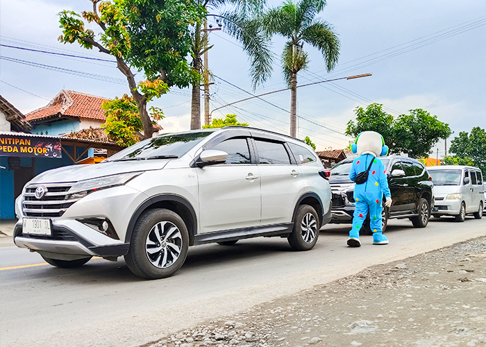 PADAT: Kondisi simpang empat Branggahan, Ngadiluwih kemarin sore. Imbas libur panjang, kepadatan lalu lintas mulai terasa di beberapa titik di Kediri Raya.
