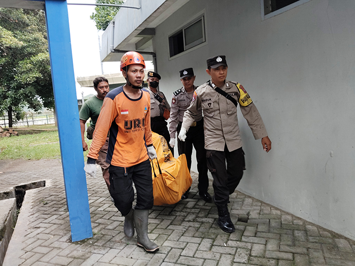 MR X: Petugas mengevakuasi mayat pria tanpa identitas di Bendung Gerak Waruturi untuk dibawa ke RS Bhayangkara.