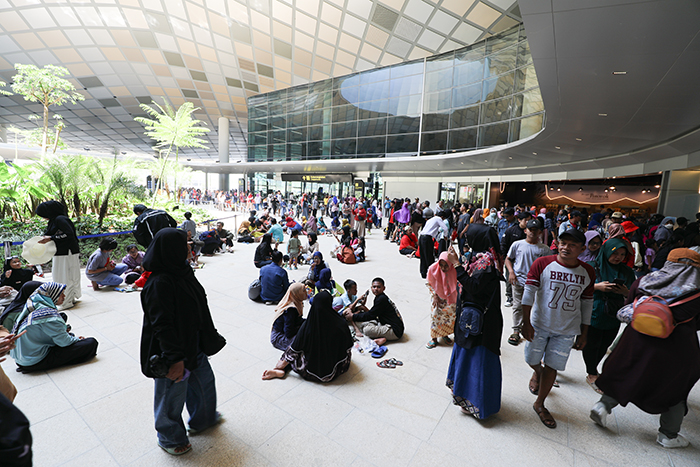 MEMBELUDAK: Pengunjung memadati pelataran terminal umum Bandara Dhoho kemarin. Masyarakat memilih berlibur ke bandar udara meski belum ada penerbangan komersil di sana.