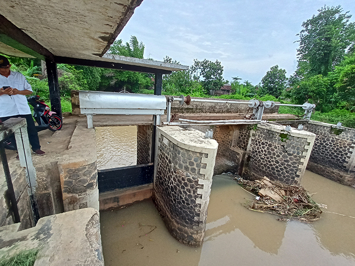RUSAK : Rusaknya pintu dam membuat petani Desa Kaliboto tak bisa mendapat pasokan air dari sungai. Sementara pembenahan oleh BBWS tak kunjung berlangsung.