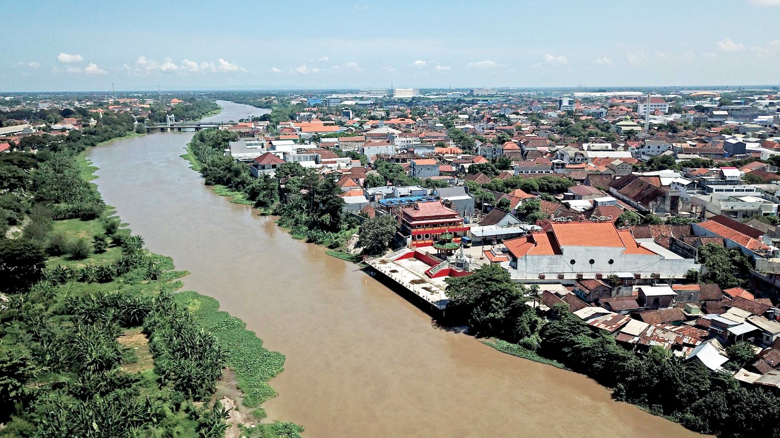 MEMBELAH KEDIRI: Sungai Brantas menjadi jalur transportasi penting di masa lalu.