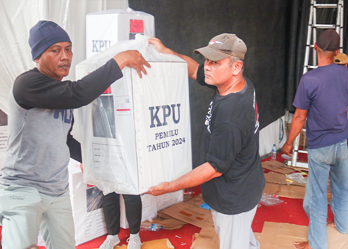 PRIORITAS: Sejumlah pekerja mengangkut logistik pemilu untuk lima kecamatan terjauh di Kabupaten Kediri kemarin. Distribusi harus tuntas paling lambat H-1 pemungutan suara.