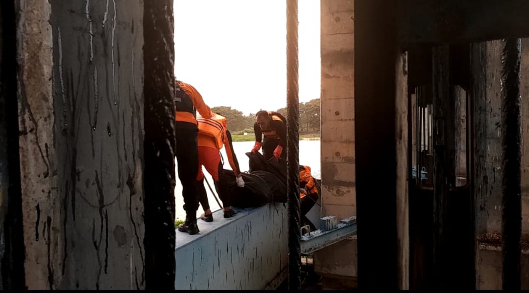 AKHIRNYA...: Tim SAR mengevakuasi jasad Miko yang ditemukan di Bendungan Waruturi, Selasa (13/2).