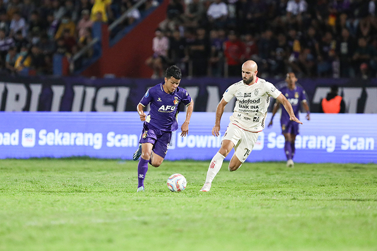 CEPAT: Pemain Persik Kediri Bayu Otto dikejar pemain Bali United Mohammed Rashid saat menguasai bola dalam pertandingan Liga 1di Stadion Brawijaya (5/2).
