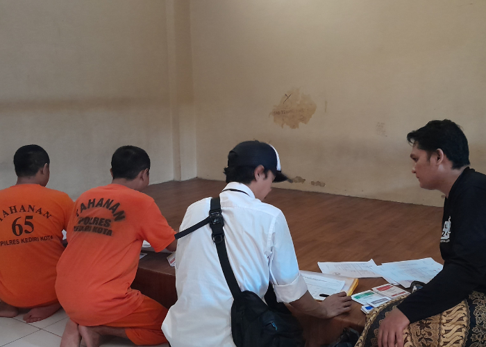 DEMOKRATIS: Tahanan Polres Kediri Kota ikut menyalurkan suaranya dalam pemilihan umum kemarin.