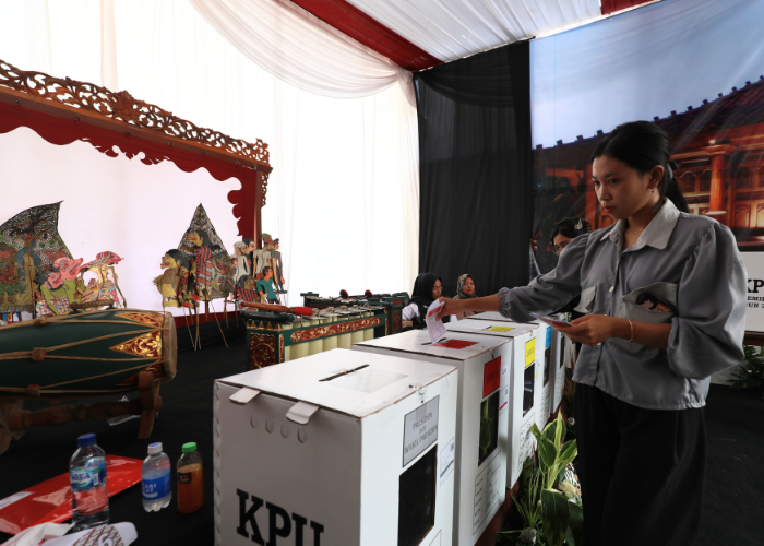 KREATIF: KPPS 2 Desa Gedangsewu, Pare menghias TPS mereka dengan nuansa wayang yang berhasil mengundang perhatian Polres Kediri. Ada sejumlah TPS unik di Kediri Raya yang berhasil memikat pemilih.