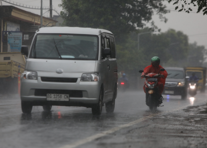 AWAS LICIN: Kondisi jalanan yang basah rawan menyebabkan ban tergelincir.