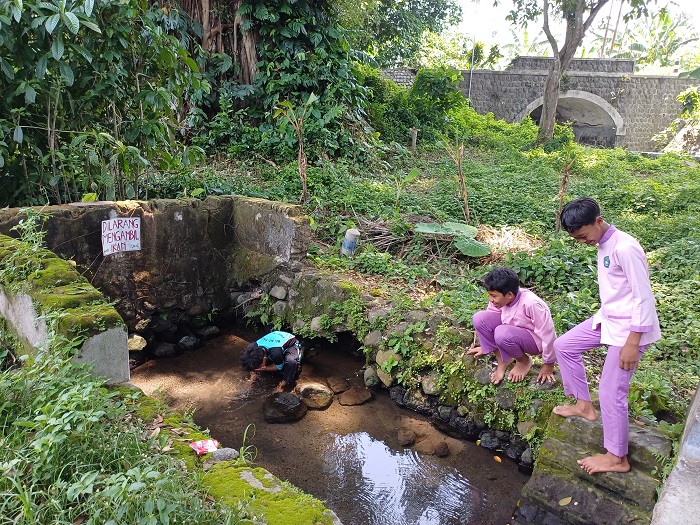 RINDANG: Anak-anak bermain di Sumber Kerkep Desa Pagu, Wates.