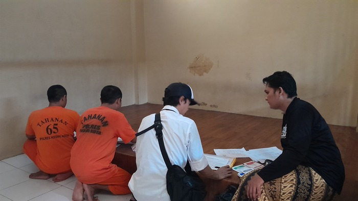 ANTUSIAS: Suasana pencoblosan di Lapas Kediri, Rabu (14/2).