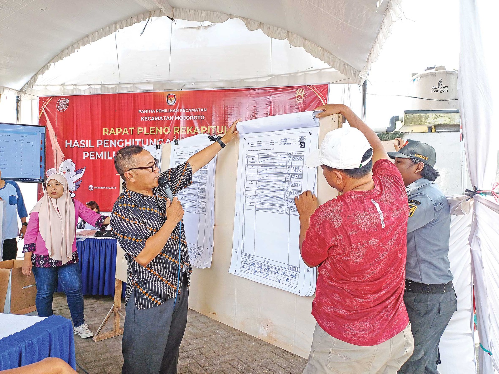 HITUNG LAGI: Anggota PPK Kecamatan Mojoroto melakukan rekapitulasi perolehan suara secara manual di kantor kecamatan. (Foto: Ayu Ismawati/JPRK)