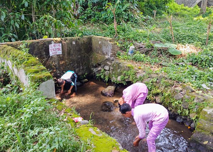 JERNIH: Beberapa bocah bermain dan mencari ikan di Sumber Kerkep Gurah.